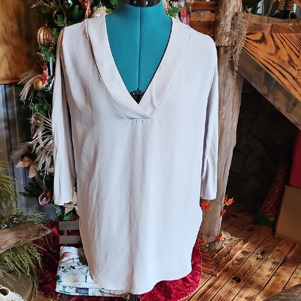 New York & Company Light Gray V-Neck Tunic
